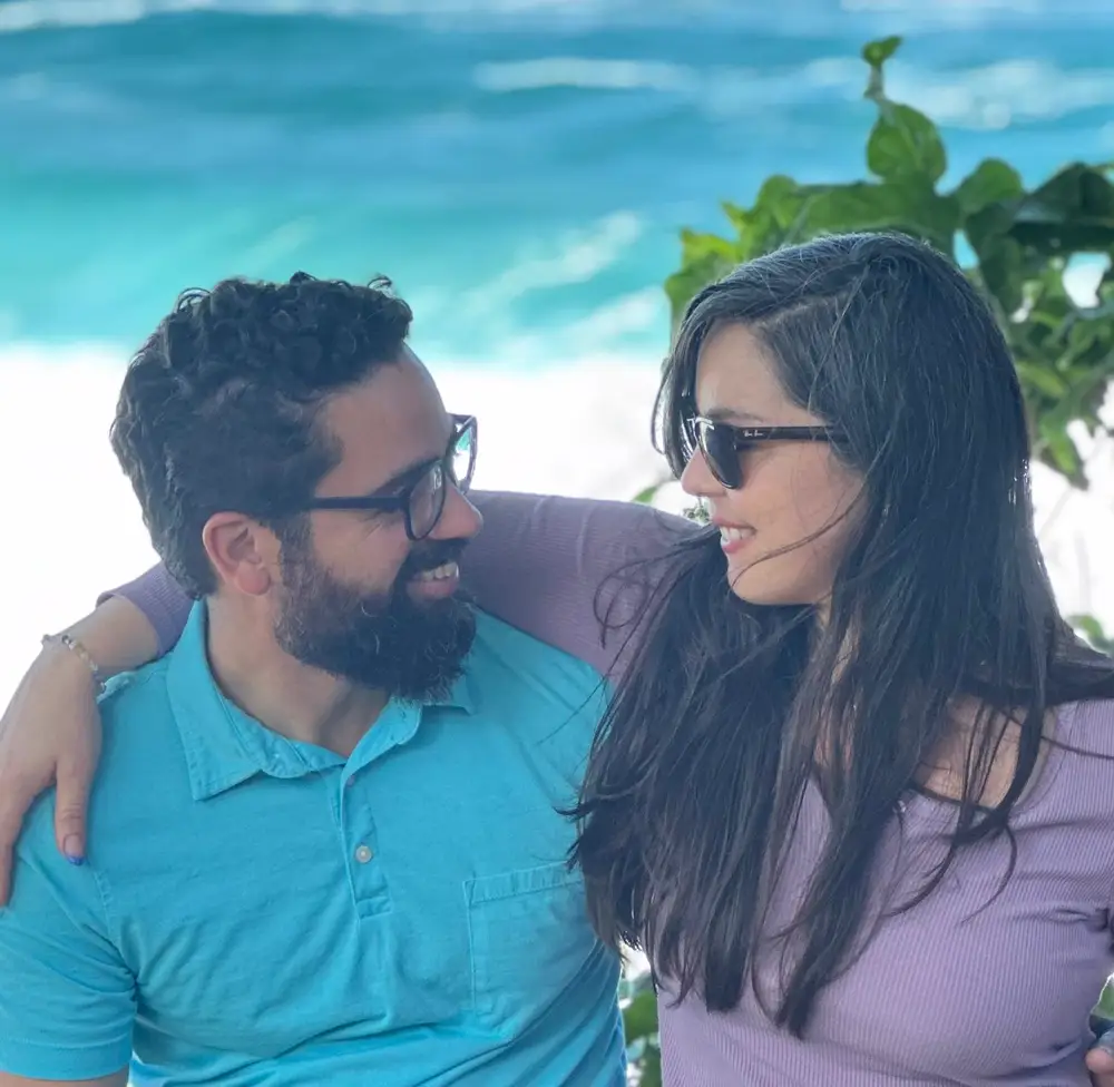 Damaris y Duamed compartiendo un momento junto al mar
